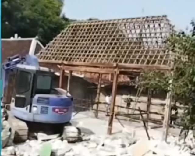 Pria Sragen Robohkan Rumah karena Dugaan Perselingkuhan